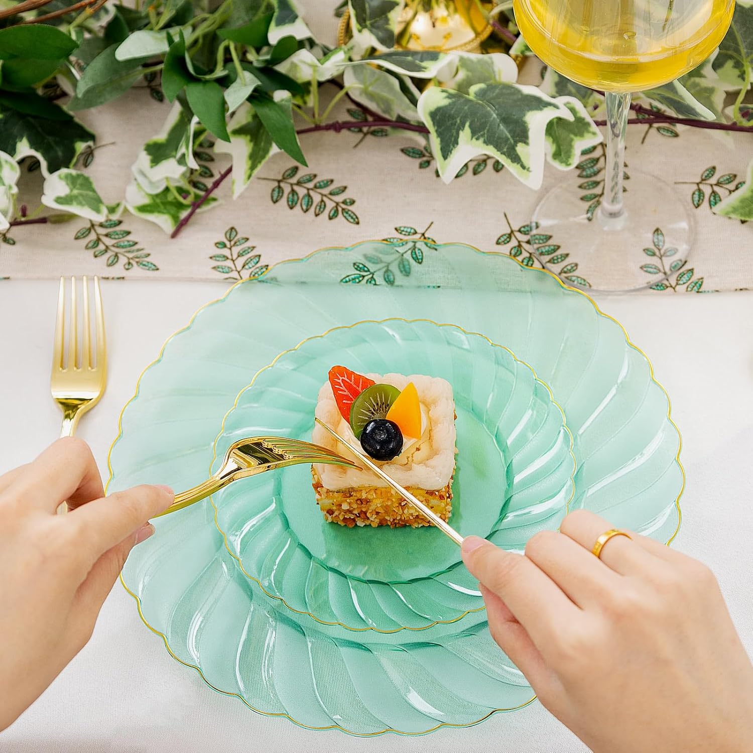 YOUBET 125PCS Clear Green Plastic Plates with Gold Rim